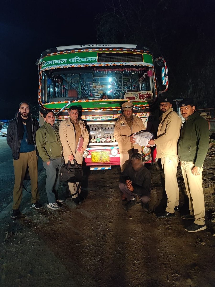 #WarAgainstDrug <a href="/himachalpolice/">Himachal Pradesh Police</a>
पुलिस थाना सदर जिला मण्डी की टीम ने नाकाबंदी के दौरान हि.प.प. नि.की बस मे सवार सागर निवासी उत्तराखण्ड से 504 ग्राम चरस बरामद की। आरोपी के विरुध थाना सदर मे एन.डी.पी.एस. अधिनियम के अंतर्गत अभियोग पंजीकृत किया गया है व अन्वेषण जारी है।
<a href="/MandiPolice/">Mandi Police</a>