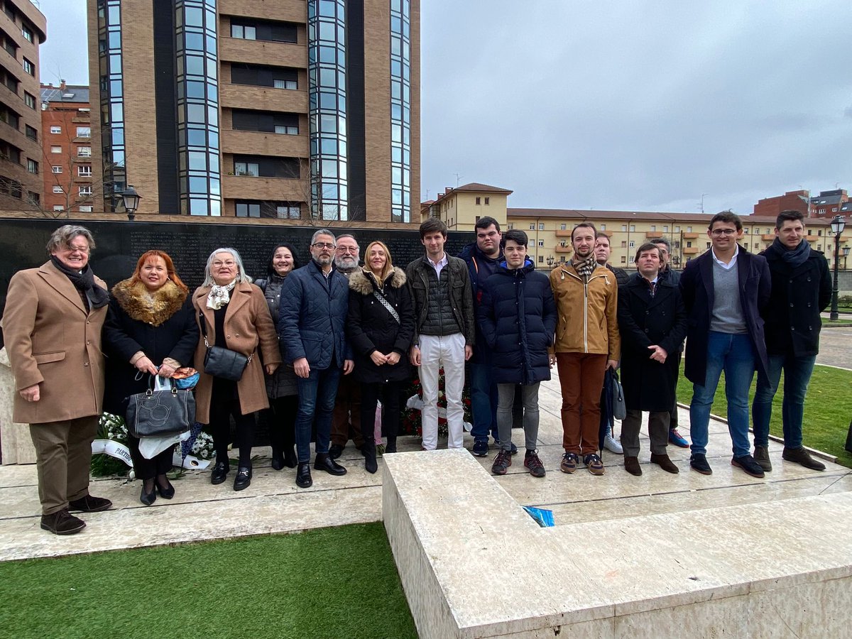 ⚫️ Esta mañana hemos honrado la memoria de las víctimas del terrorismo.

No podemos olvidar la barbarie de quienes utilizaban y utilizan la violencia, la amenaza, la extorsión y el asesinato.

En el 20 aniversario del #11M, las víctimas merecen respeto, dignidad y justicia.