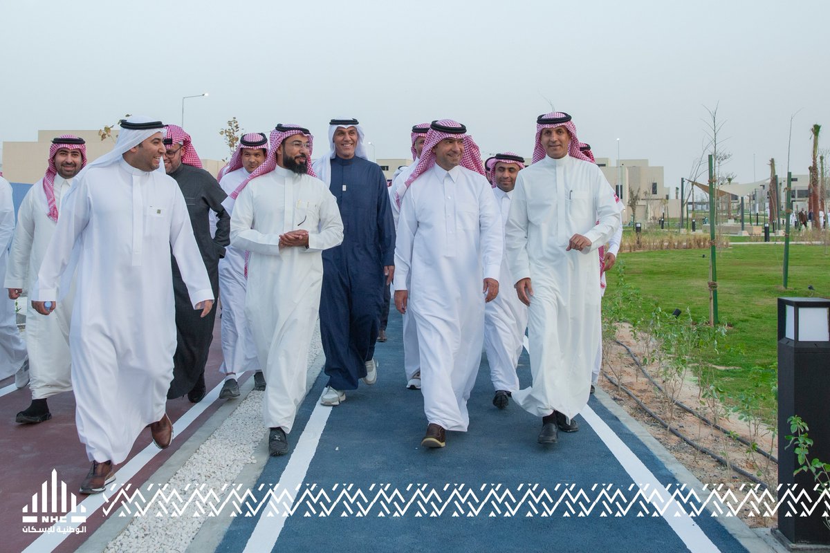 SaudiNHC's tweet photo. افتتح معالي وزير @Saudimomrah الأستاذ ماجد بن عبد الله الحقيل قرية العرض في #ضاحية_الفرسان والتي تشتمل على مركزًا للمبيعات يضم 17 مطورًا عقاريًا، وفللًا للعرض يصل عددها لـ58 فيلا مختلفة المساحات والتصاميم وذلك بحضور الرئيس التنفيذي للشركة الوطنية للإسكان وعدداً من قيادات شركات التطوير العقاري.