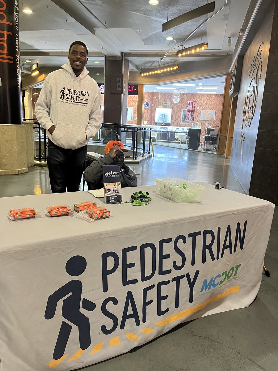 🚸🚸🚸🚸🚸🚸
This evening from 4:00pm-8:00pm our Pedestrian Safety Outreach team will be at @EllsworthPlace Mall in #SilverSpringMD. Their table will be located at the Level 2 Mall entrance near Ben & Jerry's🍦
🔗tinyurl.com/r4kuu7dp
#VisionZero @VisionZeroMC @SilverSpringMD