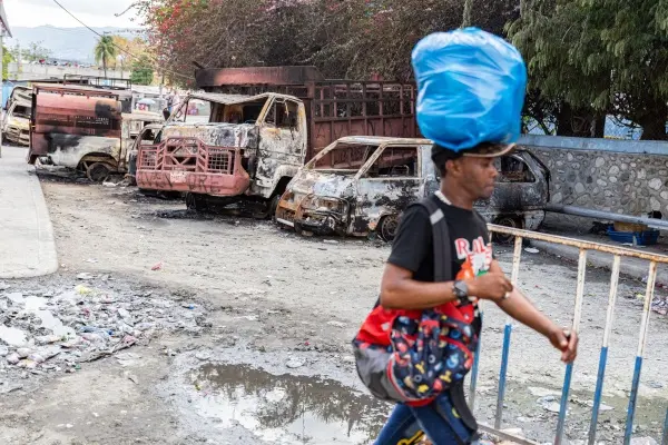 hrw's tweet photo. #Haiti is on the brink of a total collapse, as violent criminal groups seek to overthrow the government. 
What should happen next? - asks @astroehlein in his Daily Brief: https://t.co/lXJAdqQxOZ https://t.co/lWRLj9VU5g