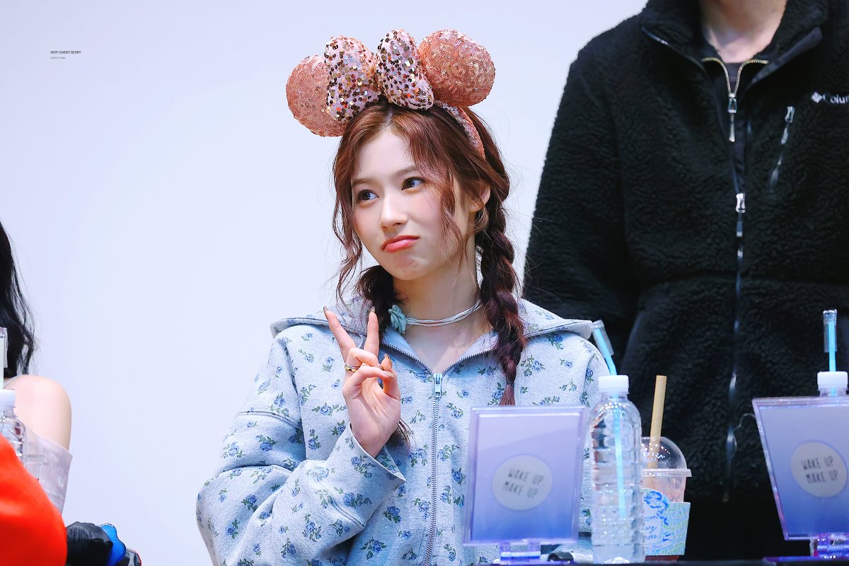 VSB_1229's tweet photo. 240303 HQ 4p 

#트와이스 #TWICE #사나 #SANA #サナ https://t.co/9pKAbNCDuQ