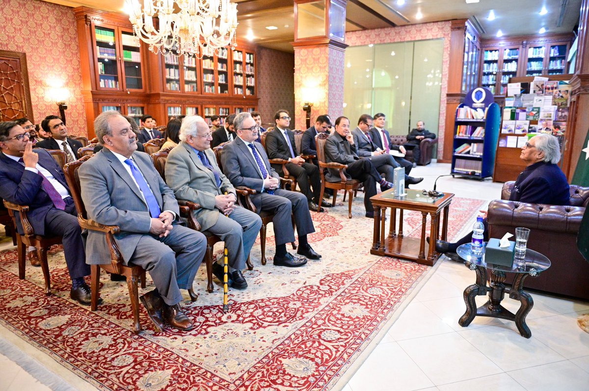 PkPublicDiplo's tweet photo. Iftikhar Arif, renowned Urdu poet, scholar and literary figure graced the #BookHour organized at MOFA & held a candid conversation on his remarkable work, career & achievements as former head of Pakistan Academy of Letters as well as President of ECO Cultural Institute, Iran. https://t.co/EM0INi0pL5