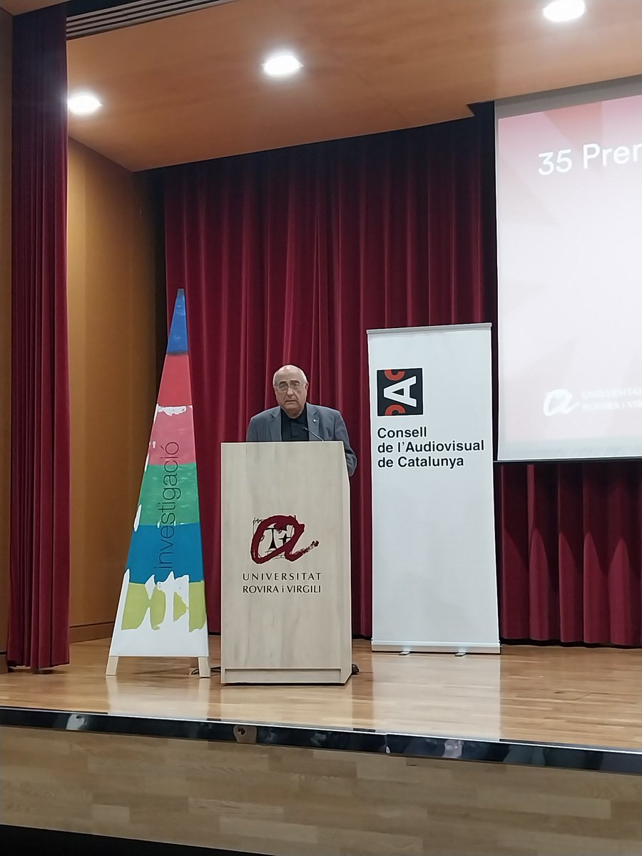 Consell_Audio's tweet photo. El conseller de Recerca i Universitats, @QuimNadal, diu que el fet que el @Consell_Audio faci recerca i publiqui els Quaderns del CAC és fonamental #PremisCAC https://t.co/T5JYuzEFxf