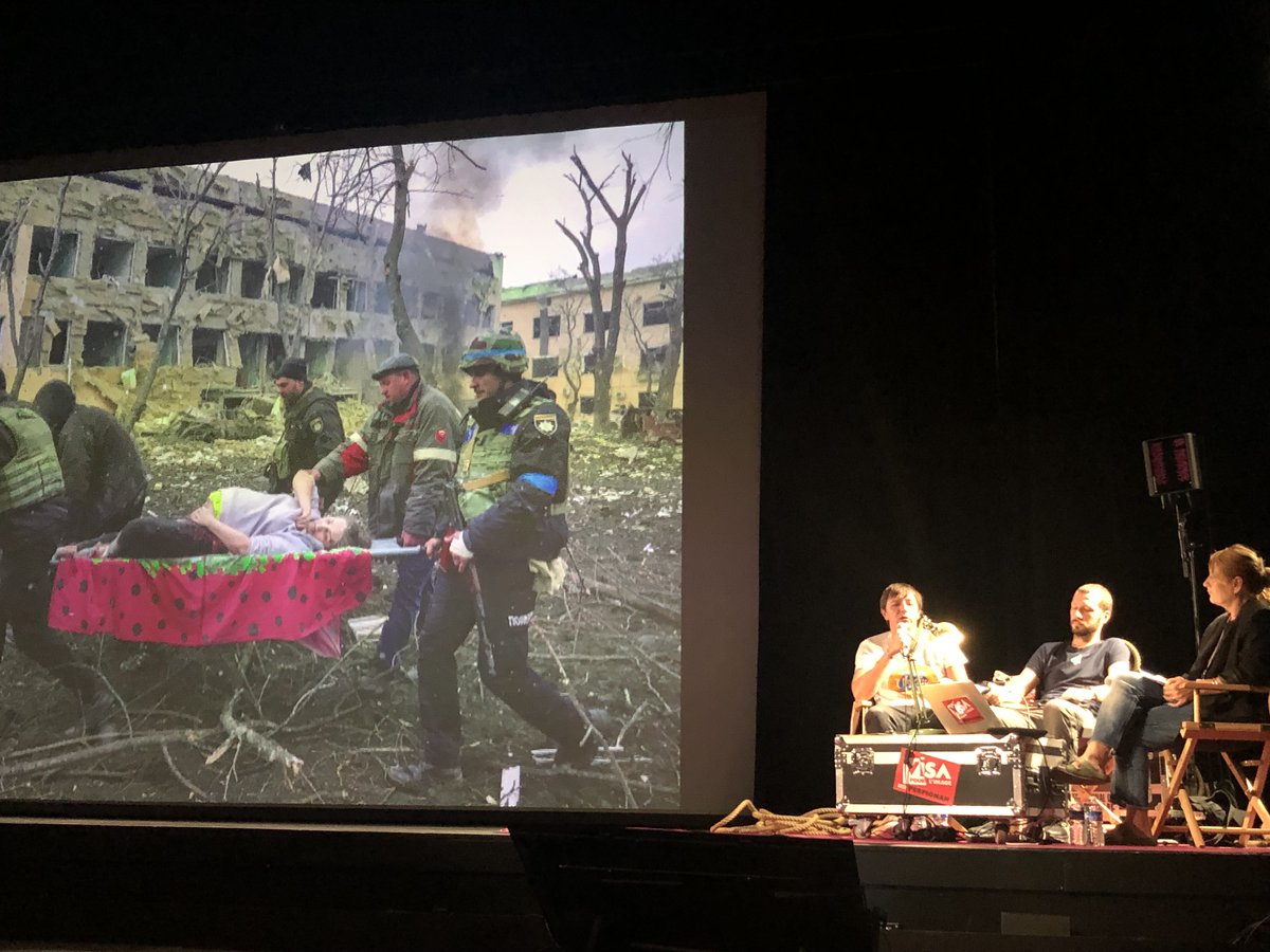 Following the photographic report of Ukrainians Evgeniy Maloletka and Mstyslav Chernov (in the middle), '20 Days in Mariupol' wins the best documentary Oscar: both at the @Visapourlimage 2022 and a picture of the sinister Russian bombardment of the Mariupol maternity #Oscars2024