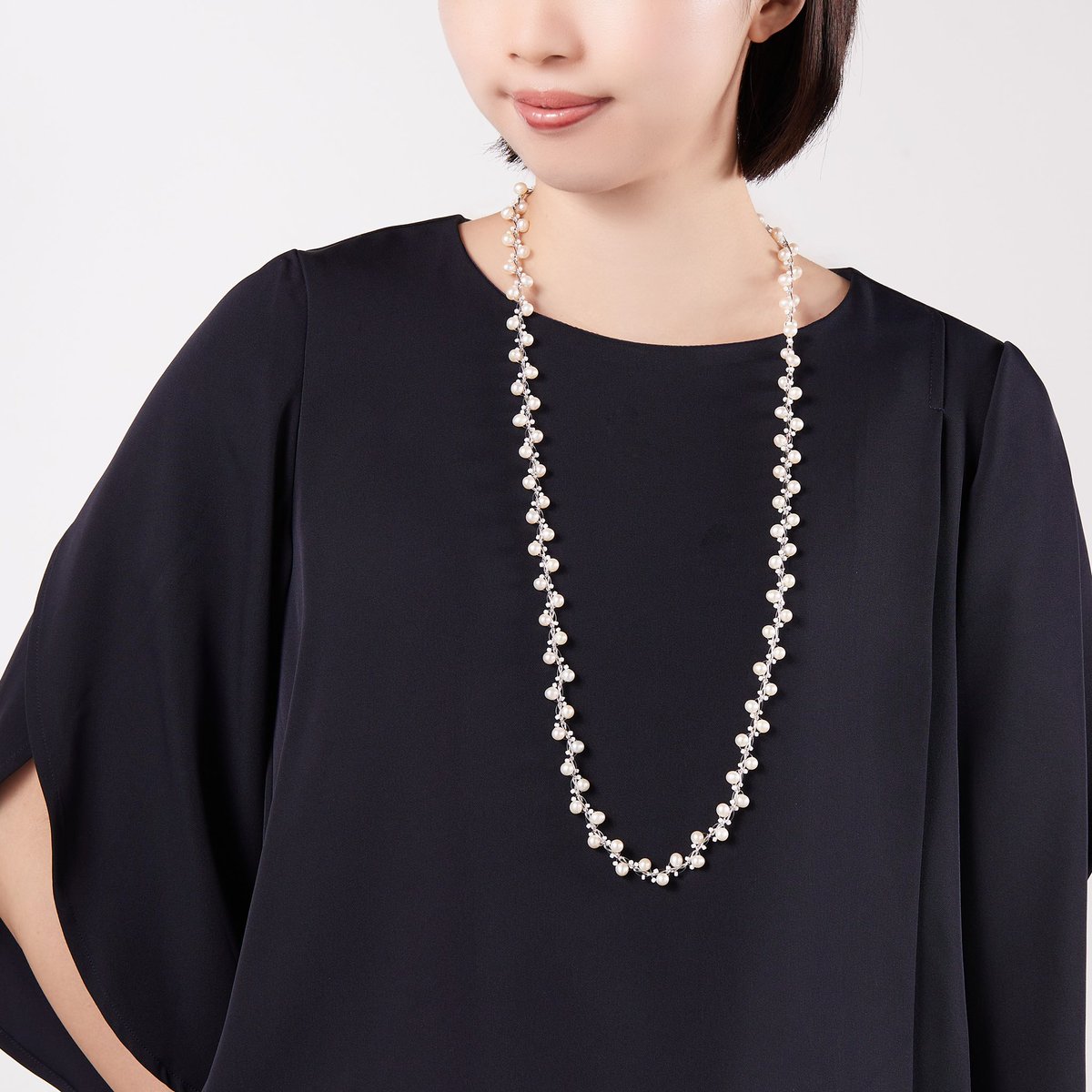 小さな花が咲き誇っているかのような可憐なネックレス。淡水パールと 