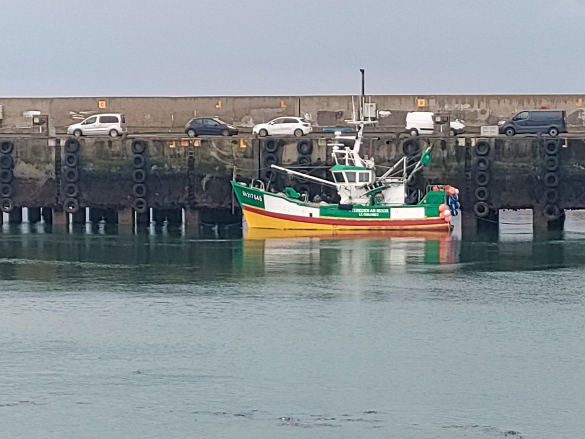 Le fort coefficient de marée découvre les piliers d'assise de la grande jetée qui protège  le port de Saint Guénolé
#GrandesMarees #Breizh #PaysBigouden