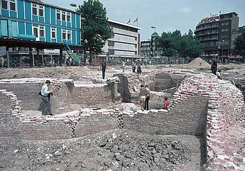 #Utrecht. Tijdens de bouw van een parkeergarage onder het #Vreeburg in 1971 kwam een deel van het voormalige #kasteelVredenburg bloot te liggen. De resten behoorden tot onder meer de zuidelijke hoofdpoort en de zuidoostelijke hoektoren. Deze had als bijnaam de #HollandscheToren.