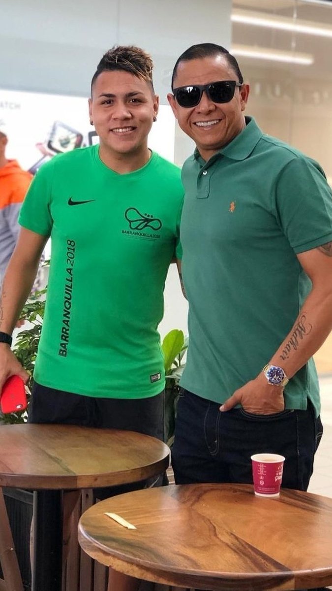 ColombiaOscura's tweet image. #SALVAJE. En cámaras de seguridad quedó registrado el momento cuando Aldhair Valenciano, el hijo del exfutbolista Iván René Valenciano, agrede a su compañera sentimental. La afectada hizo la denuncia pública y lo acusa de haberle causado graves lesiones.