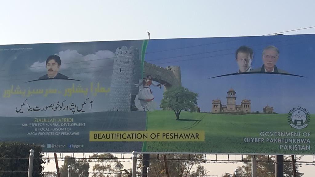 HummaSaif's tweet photo. اشتہارات پر اعتراض کرنے والے خان صاحب کی اپنی حکومت نے ن لیگ سے تقریباً پچاس فیصد زیادہ اشتہارات پر خرچ کئے
اپنی تصاویر ناصرف بل بورڈ پر لگوائیں پر راشن کے ڈبوں پر بھی https://t.co/U4Y1ZEYqsr