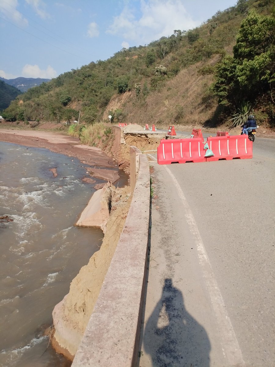fredyparada90's tweet photo. Es inaceptable que diez meses después de la avalancha que acabó con El Tarrita el gobierno nacional no haya resuelto la problemática de la via. Estas fotos dejan ver los tramos mas afectados donde la amenaza del rio puede incomunicarnos nuevamente. @GoberNorte @petrogustavo https://t.co/zhQ5KhSThP