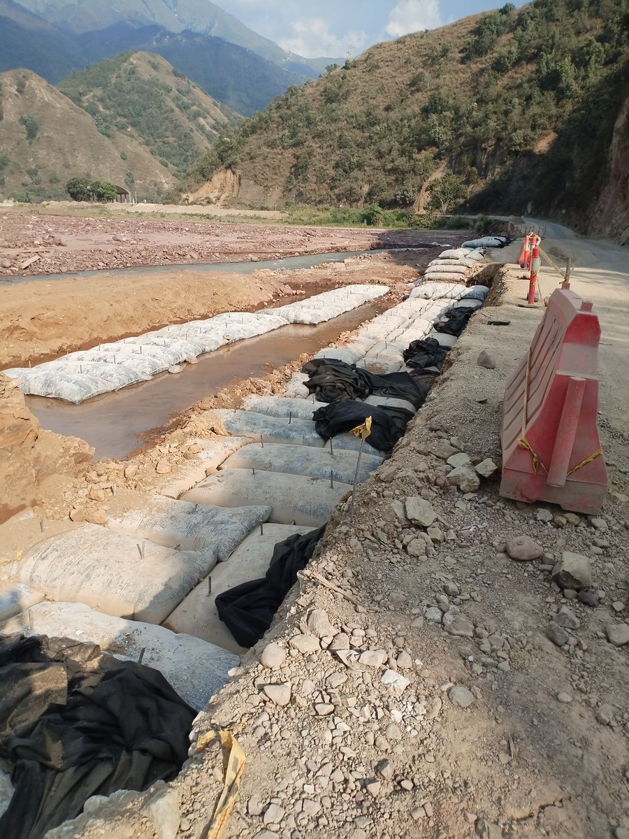 fredyparada90's tweet photo. Es inaceptable que diez meses después de la avalancha que acabó con El Tarrita el gobierno nacional no haya resuelto la problemática de la via. Estas fotos dejan ver los tramos mas afectados donde la amenaza del rio puede incomunicarnos nuevamente. @GoberNorte @petrogustavo https://t.co/zhQ5KhSThP