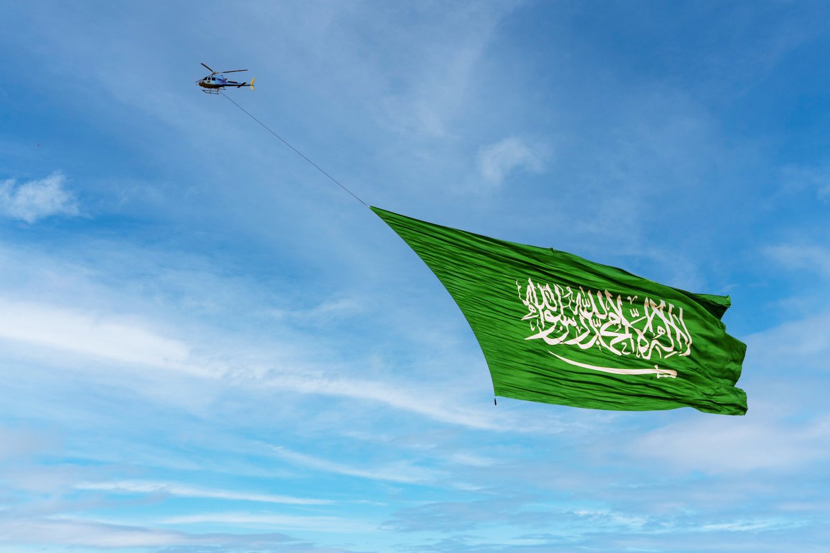 SaudiTourism's tweet photo. راية ممتدة بطول البحر، وارتفاع الجبل الشاهق، تجوب العالم.. وتسير نحو المستقبل 🇸🇦
#يوم_العلم

📸: @Saudi_Airlines | @boogy_96 | @Dereinii https://t.co/Z2VFWr9iid