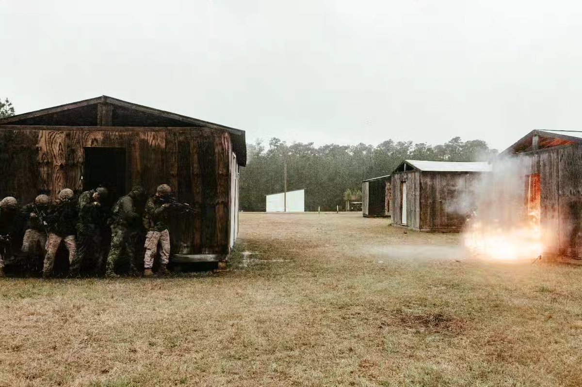 Dutch and @2dMarDiv train together in the #Caribbean during Exercise Caribbean Urban Warrior to enhance global interoperability. 🇳🇱🇺🇸 #MilitaryTraining #Interoperability 🌎 (@USMC 📷 by Lance Cpl. Emma Gray)