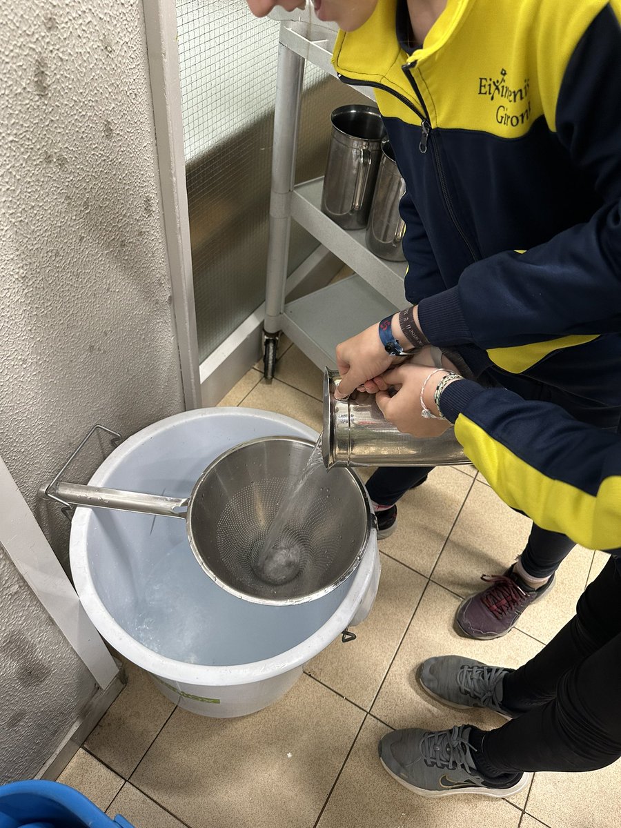 Adriadiaz99's tweet photo. Al menjador de l'escola Eiximenis de Girona ja reutilitzem l'aigua per regar l'hort i els arbres del pati! https://t.co/7jPFh10zyK