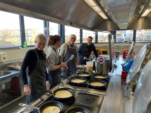 Een feestje om te doen! Door een mooi initiatief van onze huurder Stichting Doesgoed hebben wij 8 maart zo'n 300 pannenkoeken gebakken. Dank voor de gastvrijheid in 't Rekerheem onderdeel van Stichting Alkcare. De bewoners hebben gesmuld!
#pannenkoekdag2024 #teambuilding #alkmaar