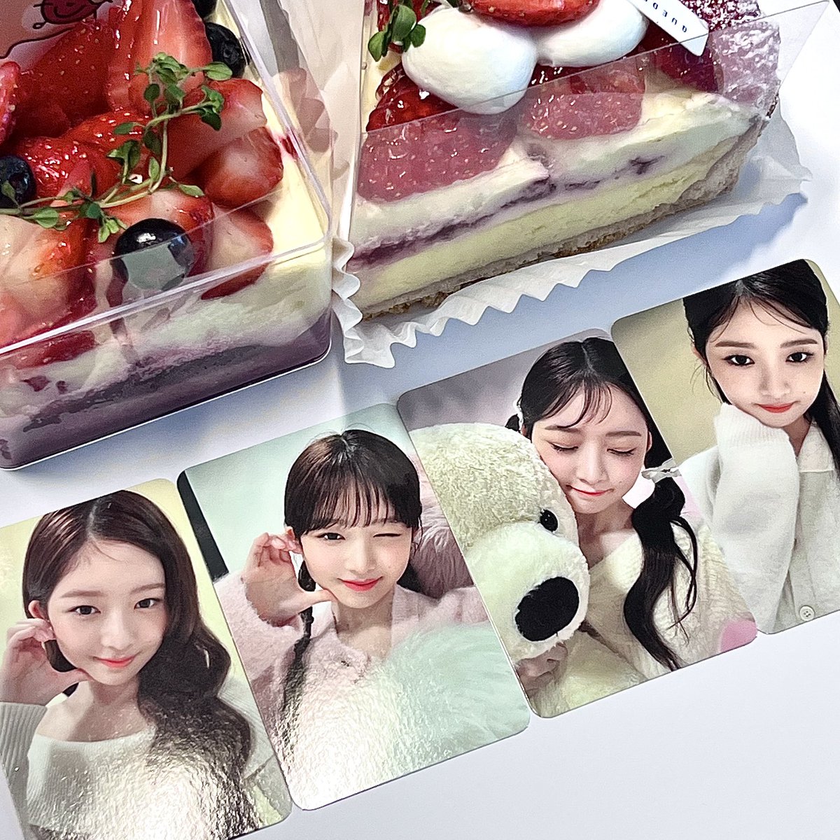 jiyangyourheart's tweet photo. @peachc_official 오늘은 멀리 놀러갔다가 맛있는 딸기 케이크들을 사서 맛있게 먹었어요! 
레이도 좋아하는 딸기케이크! 너무너무 맛있어요 ❤︎
레이 생각나서 레이 피치씨 포카와 함께 먹었답니다 😋

피치씨 x 레이 x 딸기케이크 = 💕💕

🍓 #청순_큐티_콩순등장 #피치씨 🎀 https://t.co/wEDWhlJs90