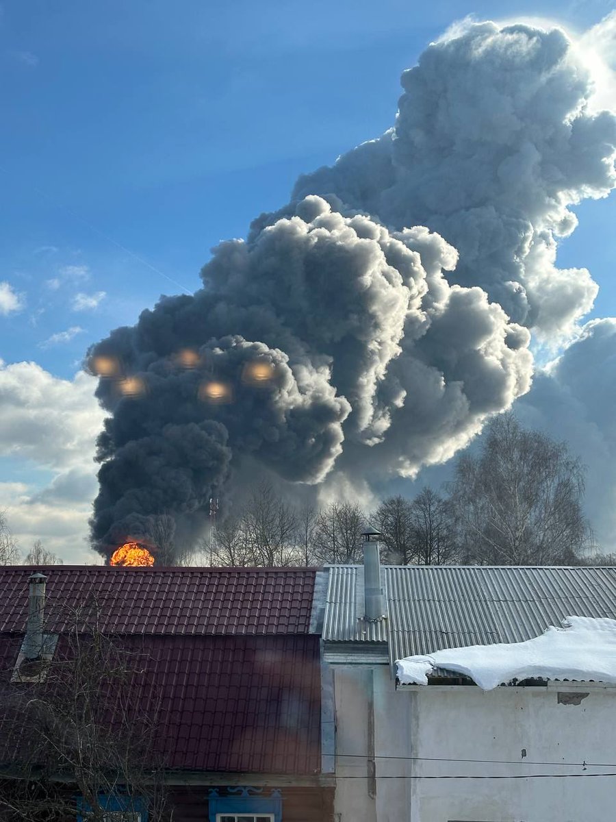 LXSummer1's tweet image. Good morning sunshines 🌞🌼🐓
Enjoy your ☕ and let's Go 🤩🤙
#RussiaOnFire 
Moscow region, Russia ❗
Big Black Bavovna 🔥🔥🔥💨🤌
Today in Ramenskoye, near Moscow, near the village of Bykovo, a furniture warehouse is on fire. The roof collapsed. The container with fuel and