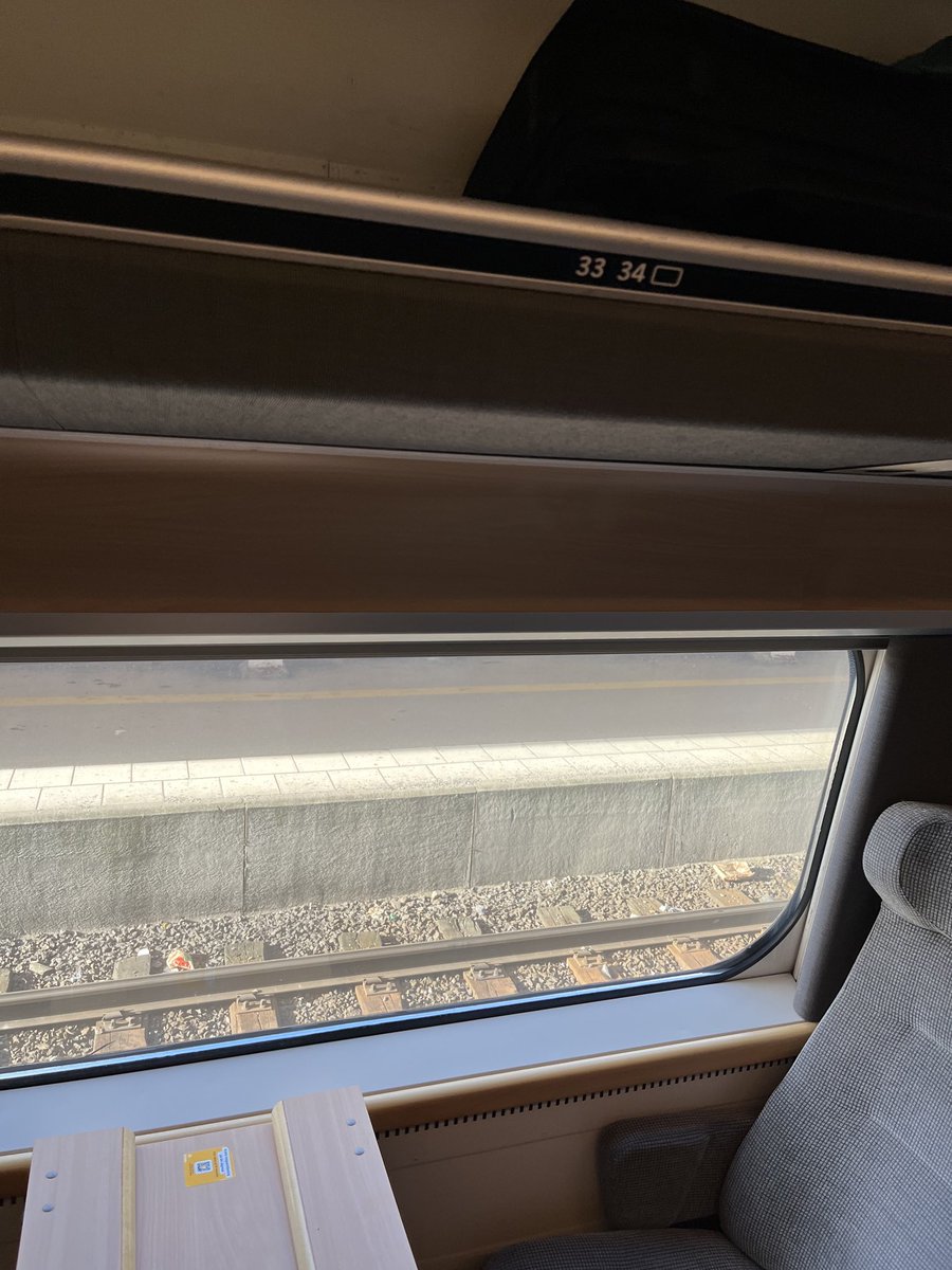 Men herrgud #SJ det står plats utan bord på biljetten och ändå ser det ut så här!