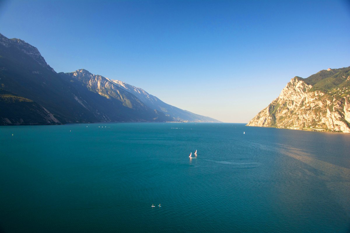 Lago di Garda #photography #photographer #photographybloggers #photooftheday #nature #naturephotos #NaturePhotography #NatureBeauty #trekking #hiking #BeautifulWorld #Travel #travelphotography #explore #beautiful #morning #view #naturelovers #lake #dreamy #Italy #alps