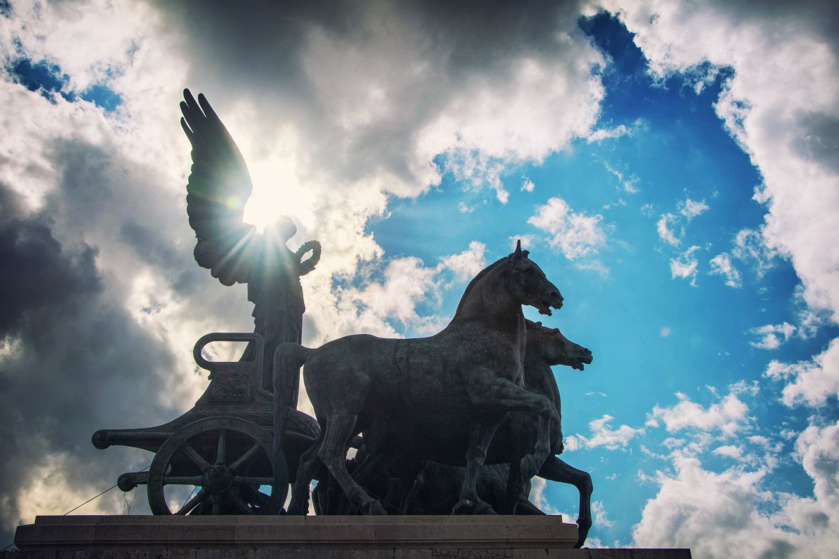 Halo #photography #photographer #photographybloggers #photo #photooftheday #travelphotography #sculpture #Angels #sky #History #Travel #traveling #traveltips #explore #religion #Christianity #lighting #Italy #Rome