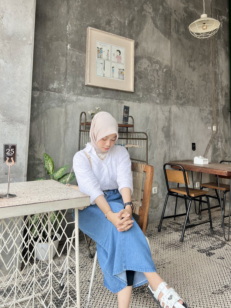 ambyarkids's tweet photo. White shirt tapi nggak terlalu polos soalnyaa dia embroidery gitu motif bunga cantik bgt, jadi ga keliatan monoton pas dipake 🫶🏻 bahannya juga ga gampang kusut, pas bgt buat kaum mageran kaya aku. Bahannya adem banget. Bagian lengannya 4/5 yaa

🛒 https://t.co/B8FbZYVt8g https://t.co/OkJtgYqRrV