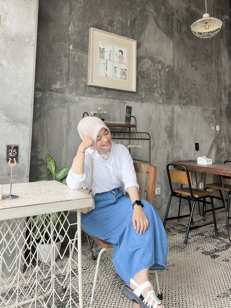 ambyarkids's tweet photo. White shirt tapi nggak terlalu polos soalnyaa dia embroidery gitu motif bunga cantik bgt, jadi ga keliatan monoton pas dipake 🫶🏻 bahannya juga ga gampang kusut, pas bgt buat kaum mageran kaya aku. Bahannya adem banget. Bagian lengannya 4/5 yaa

🛒 https://t.co/B8FbZYVt8g https://t.co/OkJtgYqRrV