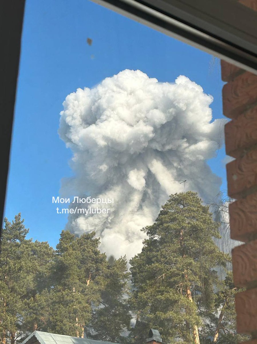 LXSummer1's tweet image. #RussiaOnFire
Moscow region, Russia ❗
Big Black Bavovna 🔥🔥🔥💨🤌
Additional footage from today's fire at a furniture warehouse in Ramenskoye. According to the latest information, the cause of the fire is an unextinguished cigarette butt. A container with fuel and lubricants