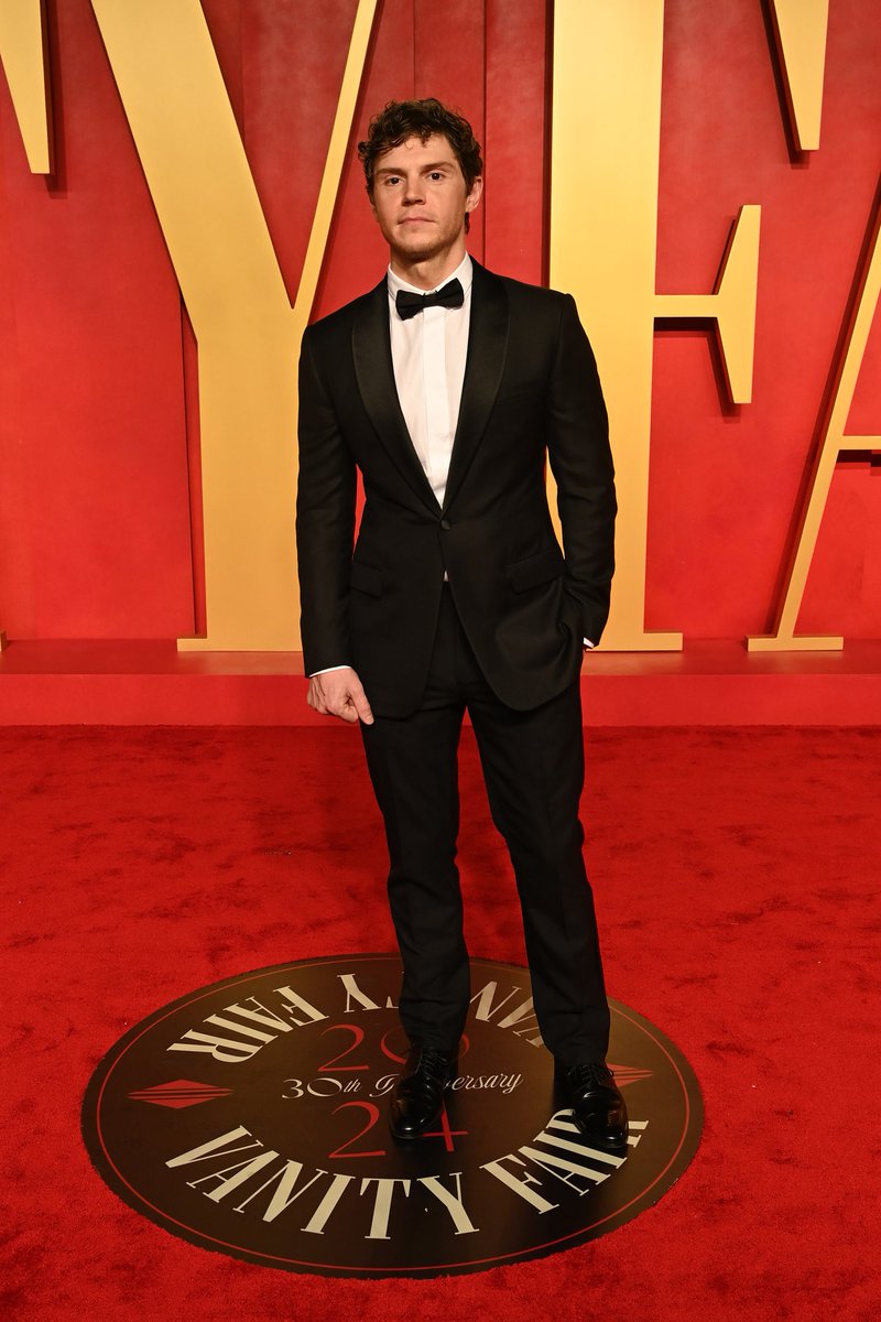 evanpetersinfos's tweet image. Por aqui estamos sem estruturas 🥹 Mais de Evan Peters na festa do #Oscars