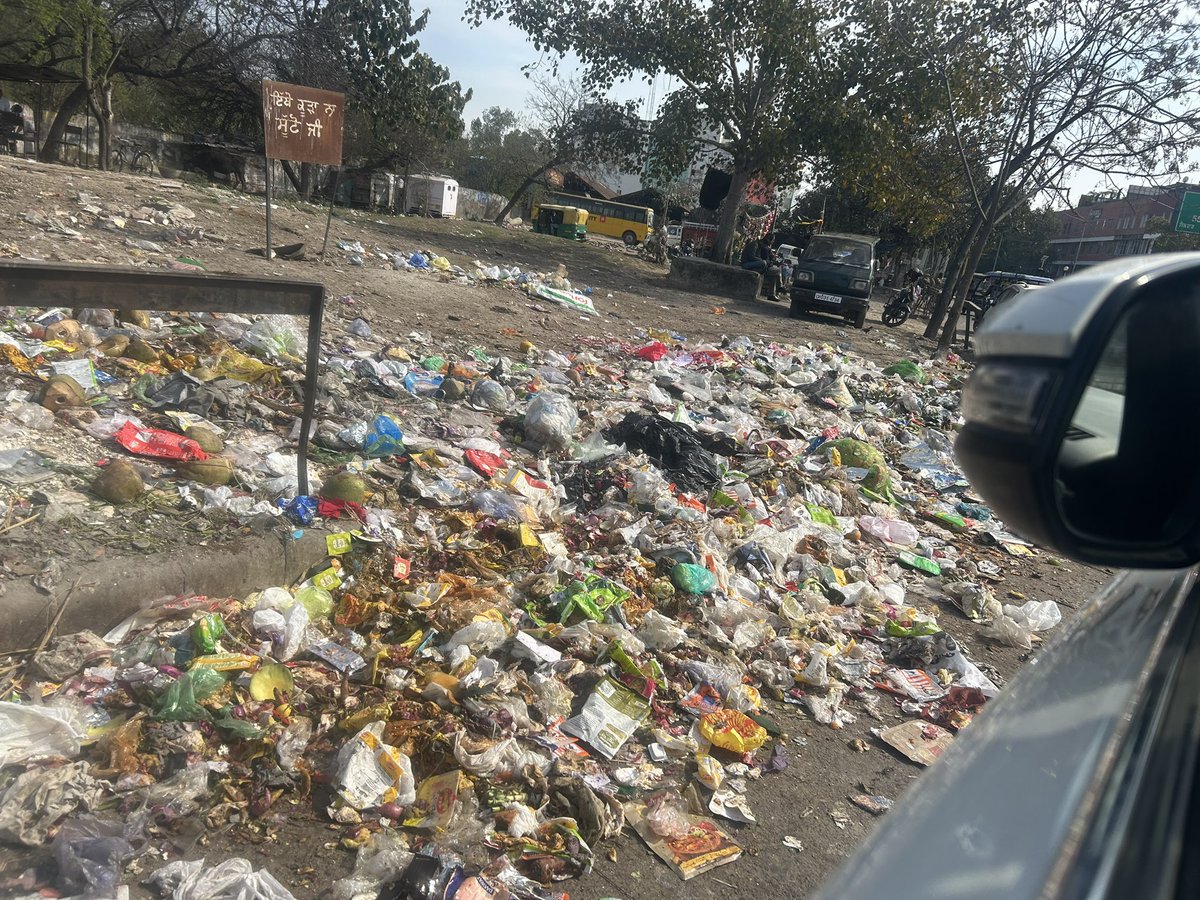 kanny24's tweet photo. @swachhbharat @dcmohali @hillary_victor @thetribunechd 
Phase 1 Mohali near wine shop https://t.co/G24OT0xj5p
