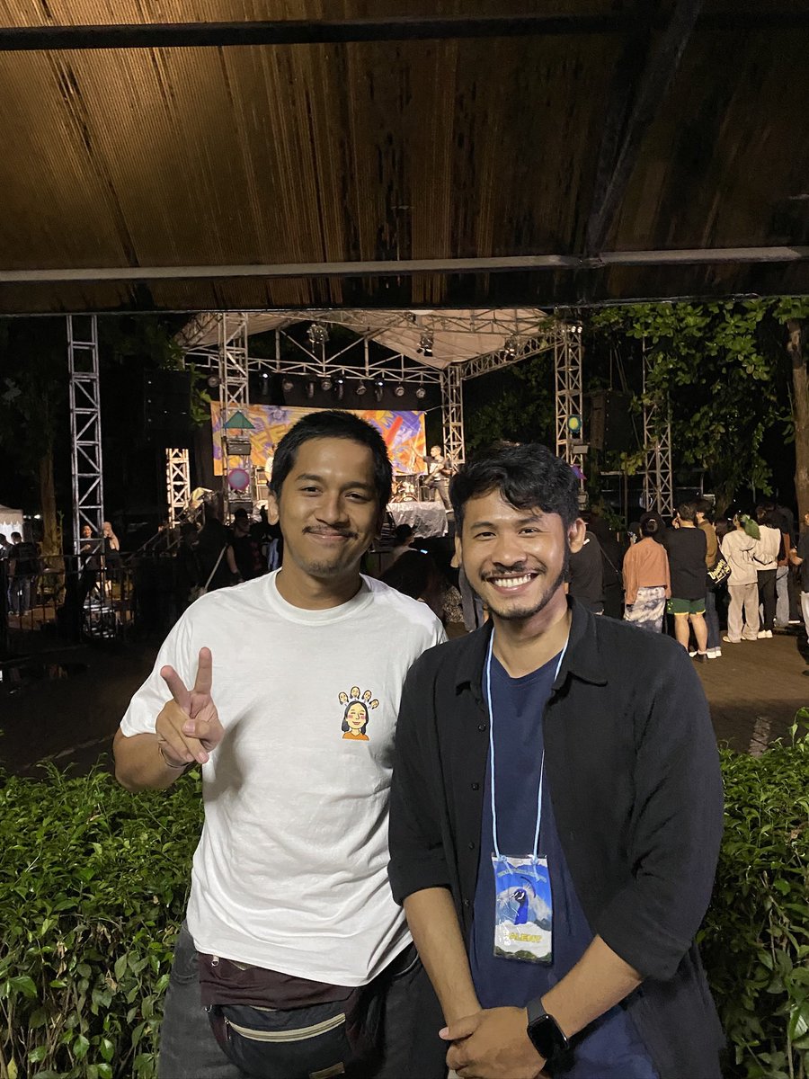 ichwxn's tweet image. Udah paling bener begini. Nonton Sudhobool, pake baju Sudhobool, dan foto sama personel sekaligus bintang utama Sudhobool! Galang Mania!