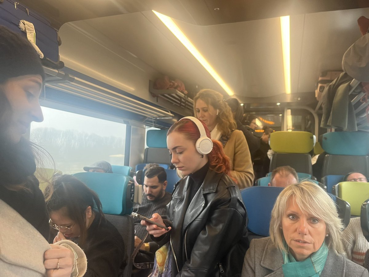 Des conditions de voyage tout à fait sécuritaires et normales entre Laroche Migennes et Paris tous les jours ? Idem dans le sens retour. #sncf