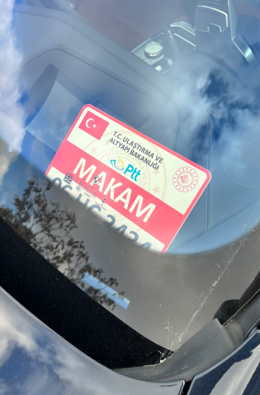 Beni takip eden bir vatandaşın yolladığı fotoğraf.

PTT'ye ait bir makam aracı ve  değeri yaklaşık 10 Milyon TL. 

Vatandaşa gelince de tasarruf hikayeleri. Çok yazık.