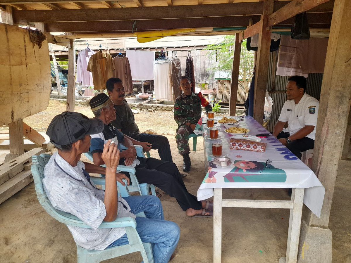 Babinsa Desa Citta Kopda Hamdani anggota Posramil 1423-04/Citta melaksanakan Pemantauan Wilayah di lanjutkan komsos bersama tokoh masyarakat di dusun Lemoape Desa Citta Kec. Citta Kab. Soppeng, Senin 11-03-24.