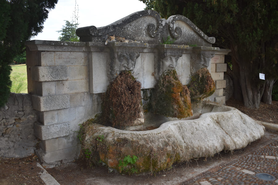 💻NUOVO BLOG POST Link➡️bit.ly/Lourmarin_FIT Vieni con noi alla scoperta di Lourmarin, uno dei villaggi più belli di Francia che continua a sedurre artisti e turisti alla ricerca del fascino discreto e autentico della Provenza. #ExploreFrance #Lourmarin #Provenza #Francia