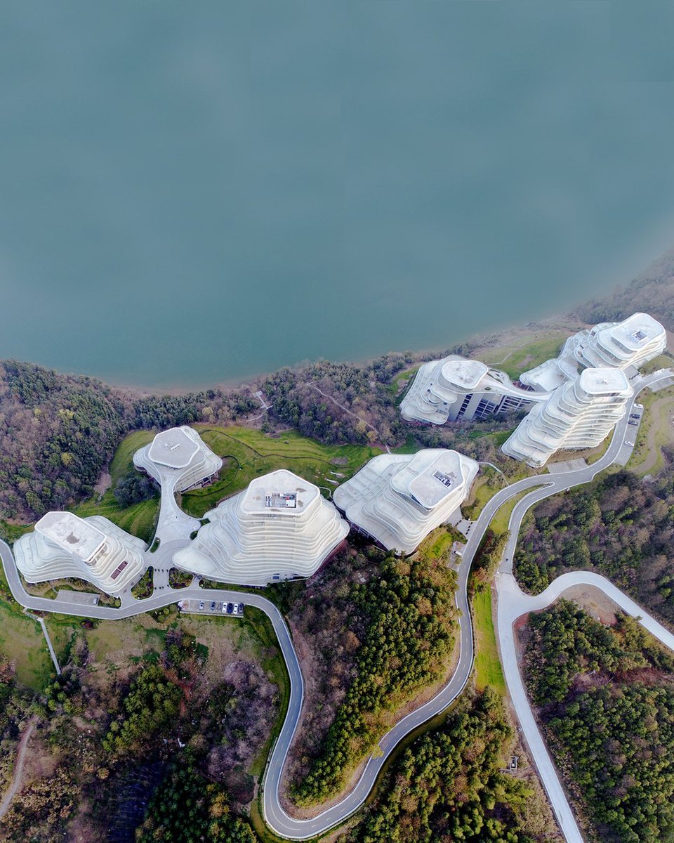salon_AD's tweet photo. We extend our gratitude to Ma Yansong for his insightful review of the book ‘Geospaces’.

Credits: 
1 - Absolute Towers by MAD Architects
2 - Huangshan Mountain Village by MAD Architects
3 - Quzhou Sports Park by MAD Architects

 #salonalperderinbogaz #geospaces #mayansong https://t.co/bgqwdM4p5Y