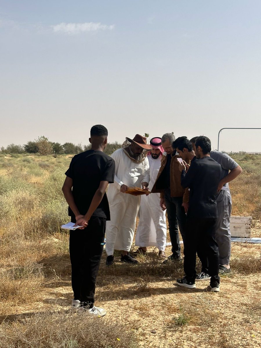 csz_mu's tweet photo. نظمت وكالة #كلية_العلوم ممثلة بوحدة التطوع وخدمة المجتمع وبالتعاون مع قسم الأحياء وبالتنسيق مع جمعية النحالين بالزلفي زيارة علمية إلى إحدى مناحل المحافظة بروضة السبلة، حيث قدم الأستاذ عبدالرحمن الزنيدي شرحا وافي للطلاب عن الظروف المعيشية وكيفية تلاءمها مع البيئة  الخارجية، ودورها الكبير في الحفاظ على التنوع الحيوي والاتزان  البيئي بشكل عام.
#جامعة_المجمعة