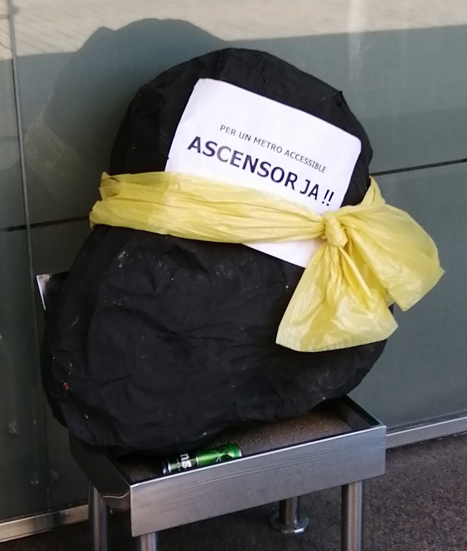 CentreSocSants's tweet photo. Primer hem de deixar carbó perquè la conselleria es reuneixi amb nosaltres.
Una vegada reunits prometen que ens enviaran el projecte i encara estem esperant ...
Pot ser haurem de tornar a deixar carbó
Nosaltres no ens cansarem
Volem #ascensorJA @estercapella @rgileiroa https://t.co/ovjYidPFSh