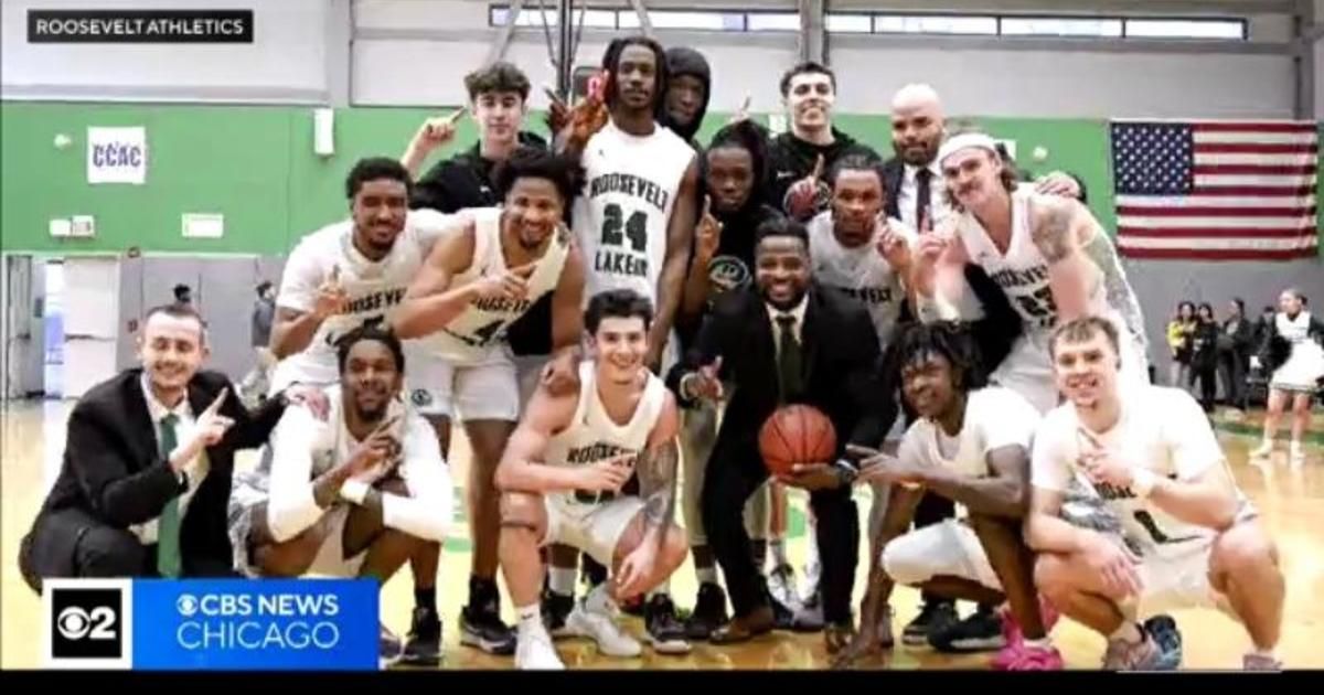 cbschicago's tweet photo. Roosevelt men's basketball thriving under Coach Dee Brown https://t.co/yphQ3tSowV https://t.co/6IV5ERzuZ5