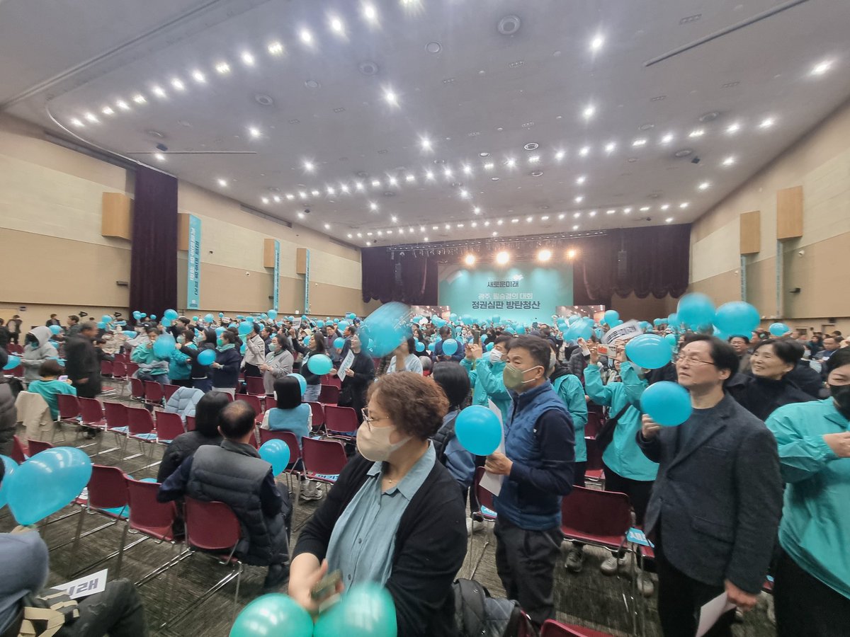 어제 출정식에 참여하여 현장의 열기를 보며 울컥울컥했습니다.
선거는 현실입니다. 선거는 여론입니다ㆍ아무리 우리끼리 외쳐도 바깥 여론이 형성되지 않으면 우리 잔치밖에 되지 않습니다.  언론을 파고들어야 합니다. 다중 유권자들은 아직도 쉬운 뉴스에 익숙해 있음을 잊지 않아야 합니다.