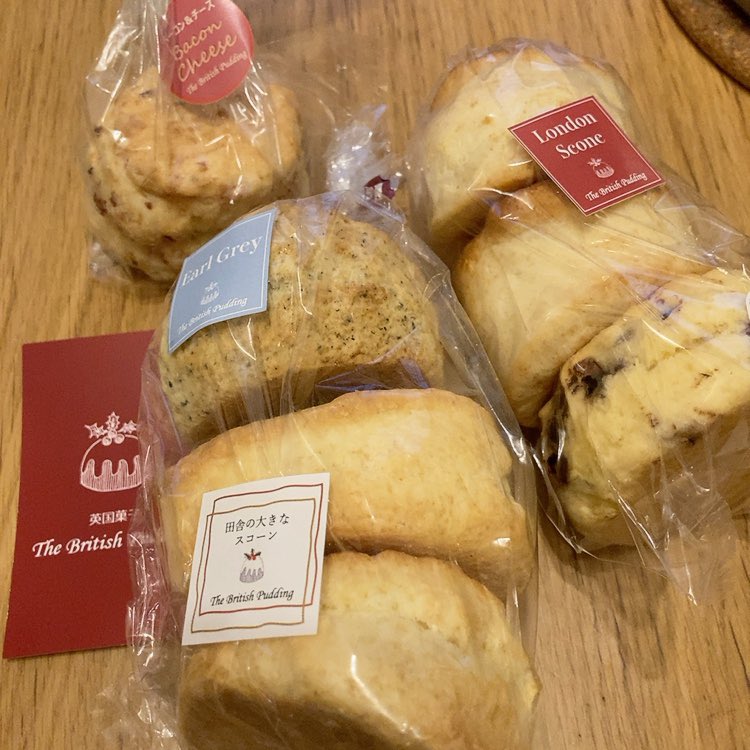 新宿伊勢丹のイギリス展にてブリティッシュプディングのスコーンを♪ 今日は用事がありハラハラしながら並びましたが無事買えて良かった✨大きな田舎スコーンとロンドンスコーンの食べ比べは娘と『おぉ！！』って思わず声を上げるリアクション…😆どっちも美味しい😋