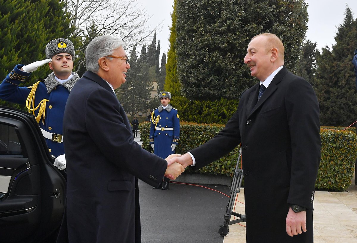 Kazakistan cumhurbaşkanı Kasım Jomert Tokayev Azerbaycan’a geldi. Yaşasın Türk birliği! 
#bizbirliktegüçlüyüz