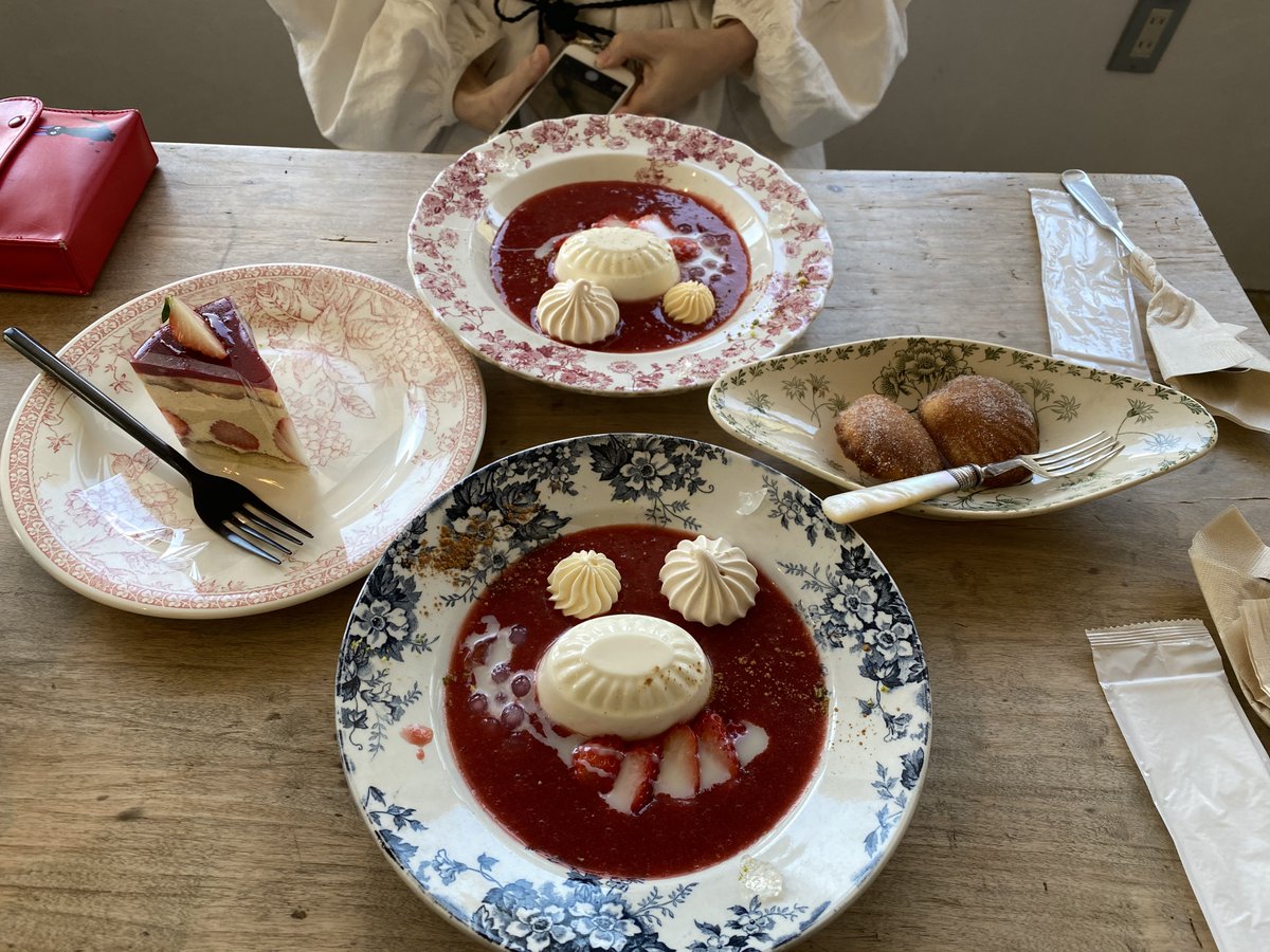 昨日行ったカフェで
いちごのスープといちごのフレジェ、
新作のマドレーヌを食べたんだけど、
机の上が美味しそうなもので溢れていて
幸せ空間だったな～☺️☺️