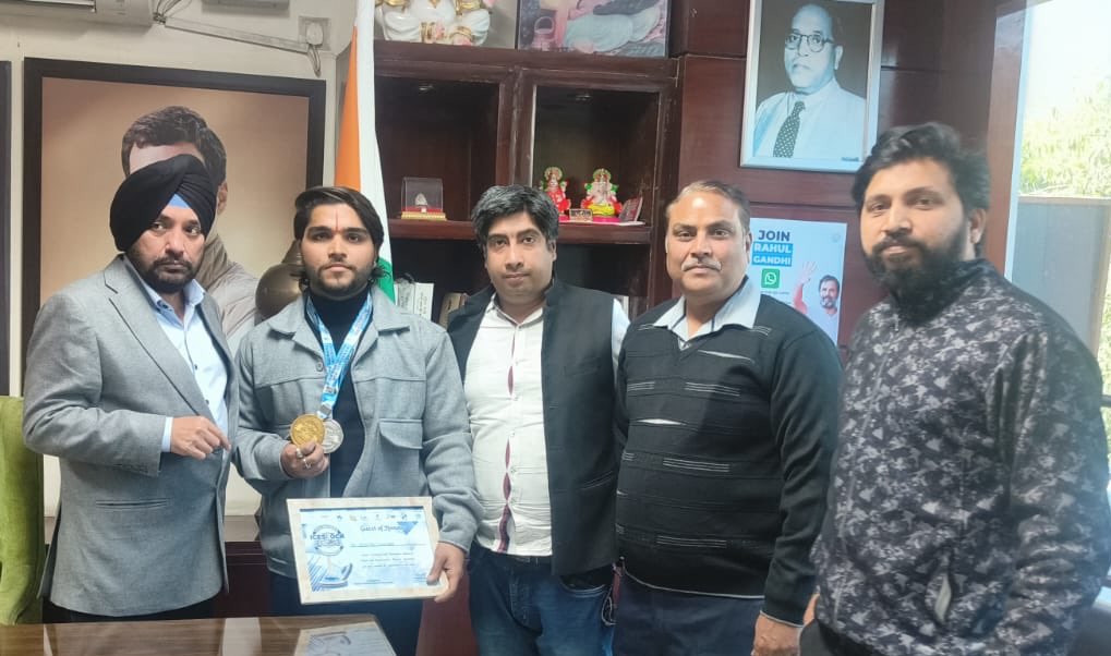 GeetSethiS's tweet photo. गुलमर्ग जम्मू कश्मीर मे 10 वि राष्ट्रीय आइसस्टॉक प्रतियोगिता 2024 मे आयोजित आइसस्टॉक प्रतियोगिता मे पूर्वी दिल्ली मे रहने वाले गौरव ने स्वर्ण पदक जीतकर सम्पूर्ण दिल्ली व अपने परिवार का नाम रोशन किया है! @Gaurav_IceStock व उनके परिवारजनों को बधाई एवं शुभकामनायें! https://t.co/KPaueUWo9a