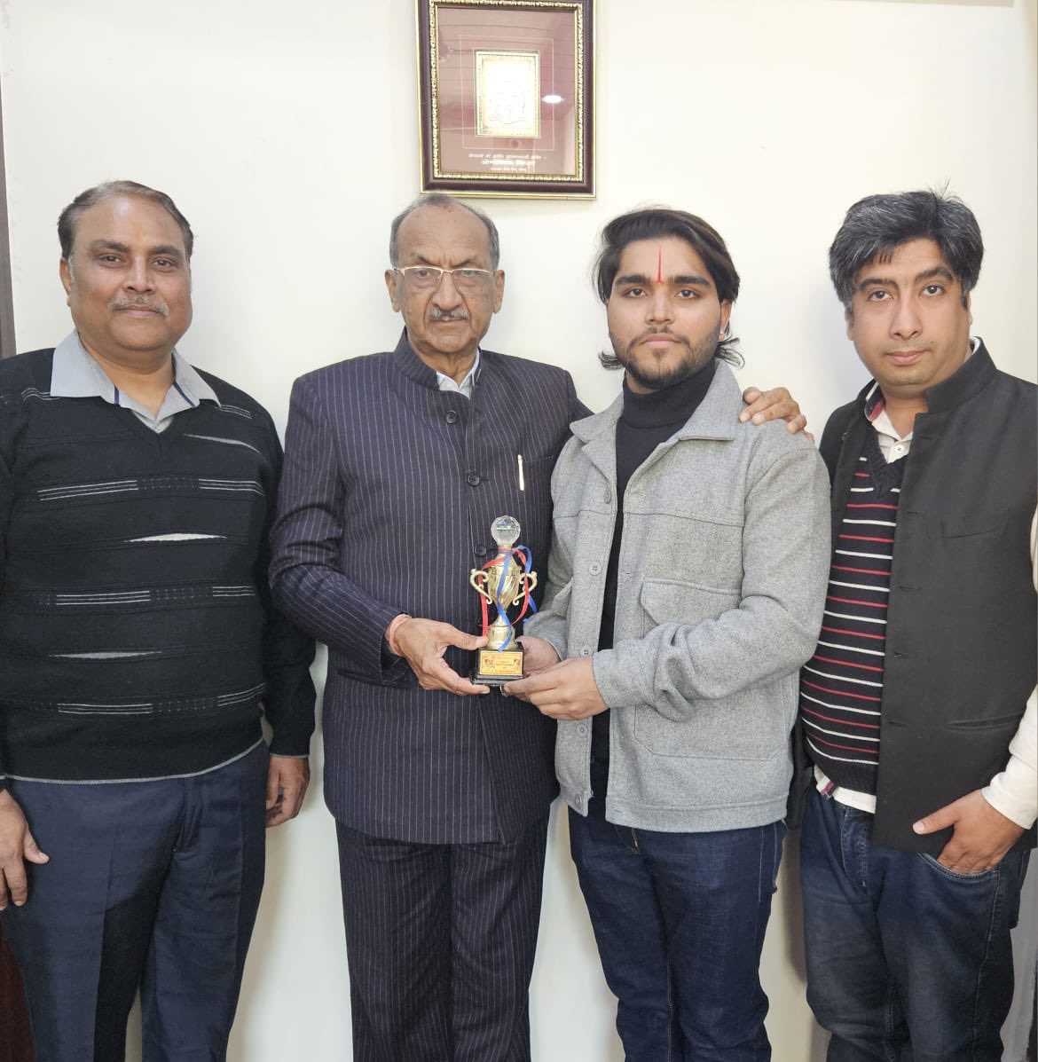 GeetSethiS's tweet photo. गुलमर्ग जम्मू कश्मीर मे 10 वि राष्ट्रीय आइसस्टॉक प्रतियोगिता 2024 मे आयोजित आइसस्टॉक प्रतियोगिता मे पूर्वी दिल्ली मे रहने वाले गौरव ने स्वर्ण पदक जीतकर सम्पूर्ण दिल्ली व अपने परिवार का नाम रोशन किया है! @Gaurav_IceStock व उनके परिवारजनों को बधाई एवं शुभकामनायें! https://t.co/KPaueUWo9a