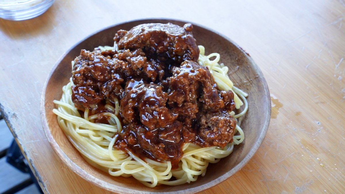 10分以内でできる
超簡単ミートパスタ

セブンイレブンの金のハンバーグを買ってきて
袋に入れたまま手で崩し温める

フライパンに水を入れ沸騰させてコンソメ
そこにパスタを加え水分がなくなるまで茹でたらバター

金のハンバーグをパスタの上にかけパルミジャーノと黒胡椒で完成

キャンプでも最高