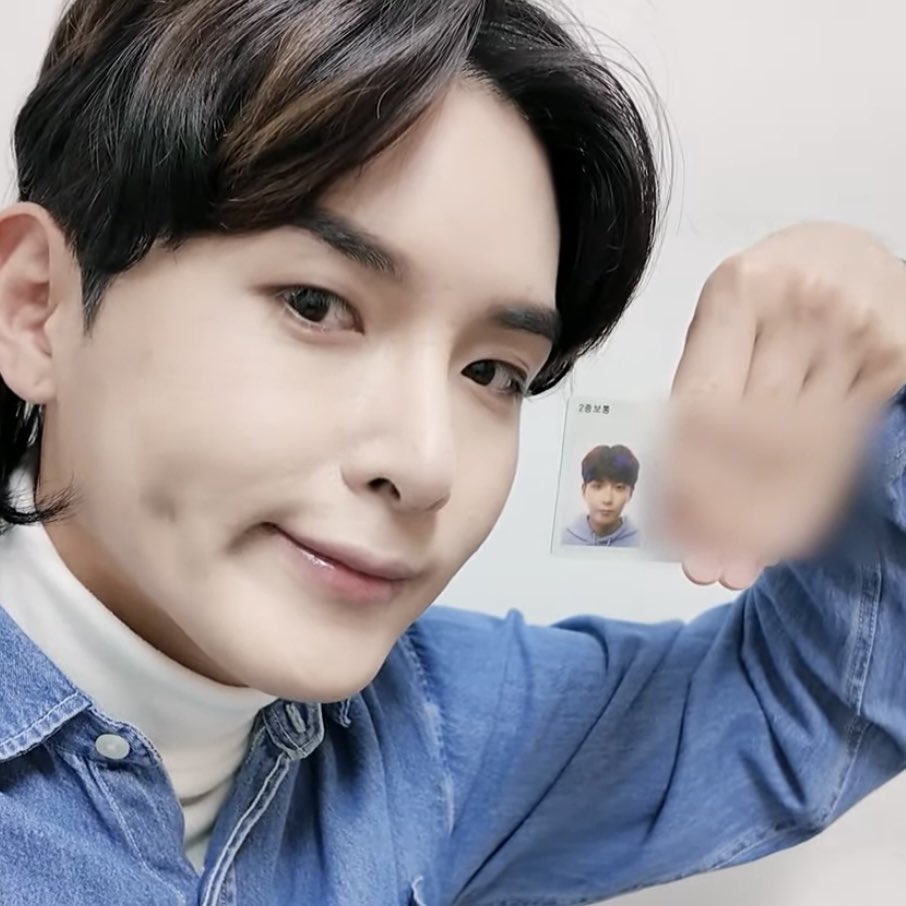 1987_0621's tweet photo. 세계 최초 브이로그 통해 민증 사진 &amp; 운전면허증 사진 보여주는 아이돌 #려욱 🐶 https://t.co/dgqtnWkT3K