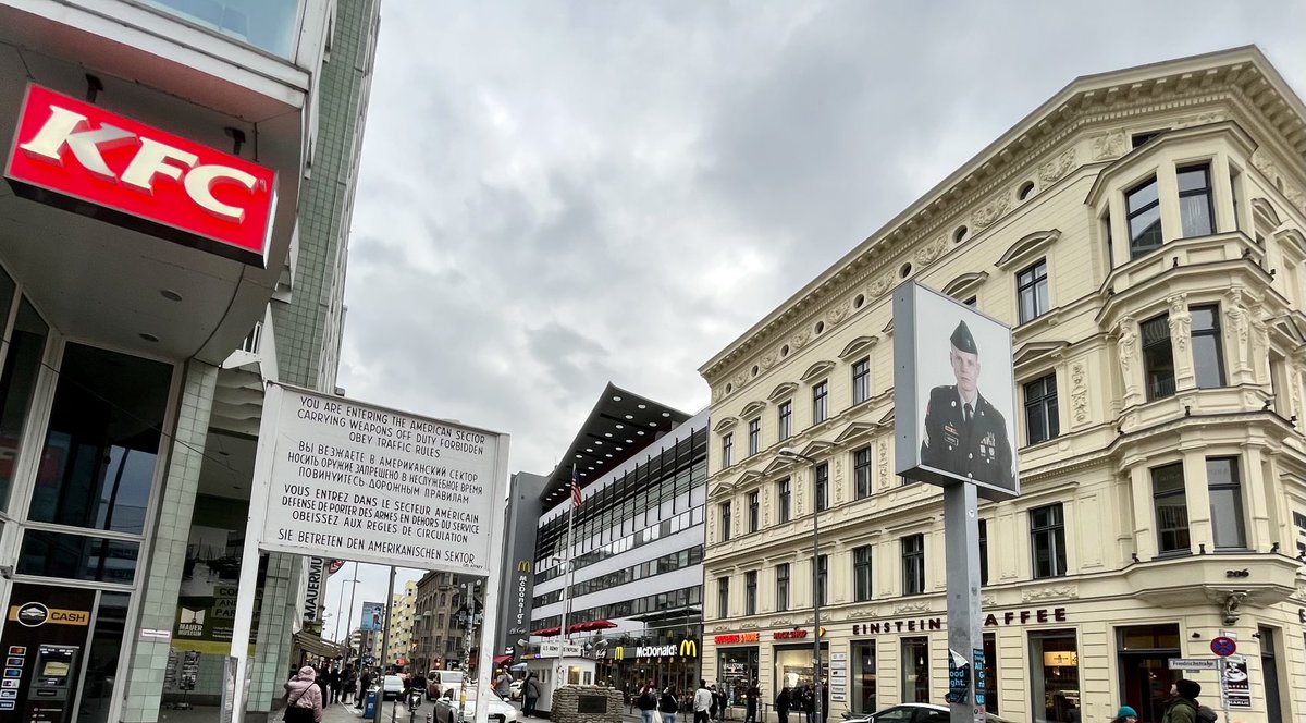 Au CheckPoint Charlie, à Berlin, amusant de voir deux enseignes américaines de restauration rapide, KFC et McDonald, se partager la rue. ⁦<a href="/visitberlin/">visitBerlin</a>⁩ ⁦<a href="/GermanyTravel/">Travel In Germany</a>⁩ #allemagne #berlin #checkpoint