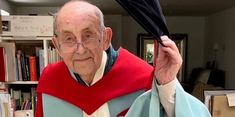 FutureHumber's tweet photo. “Know the rules before you set about breaking them” – Maurice Rutherford, Hull poet and honorary graduate at 100 - with @UniOfHull 

https://t.co/5nAZuHSaya 

#Hull #Humber #poetry https://t.co/Q8QJpbabFK