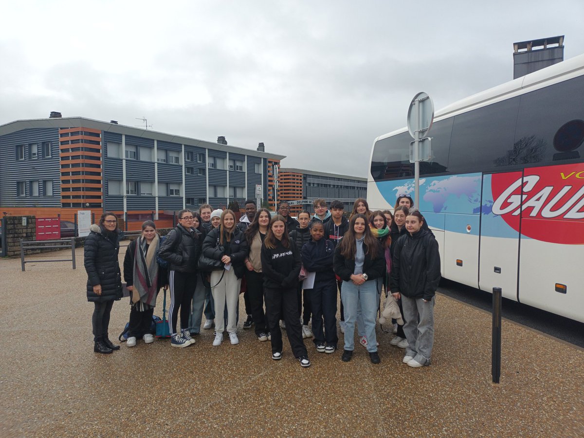 Départ de 22 élèves du lycée Delphine GAY de bourganeuf pour Andernos : classes et lycées engagés SNU. <a href="/CDrucker_Godard/">Carole Godard</a> <a href="/aclimoges/">Académie de Limoges</a>   <a href="/domterrien/">Dominique Terrien</a>